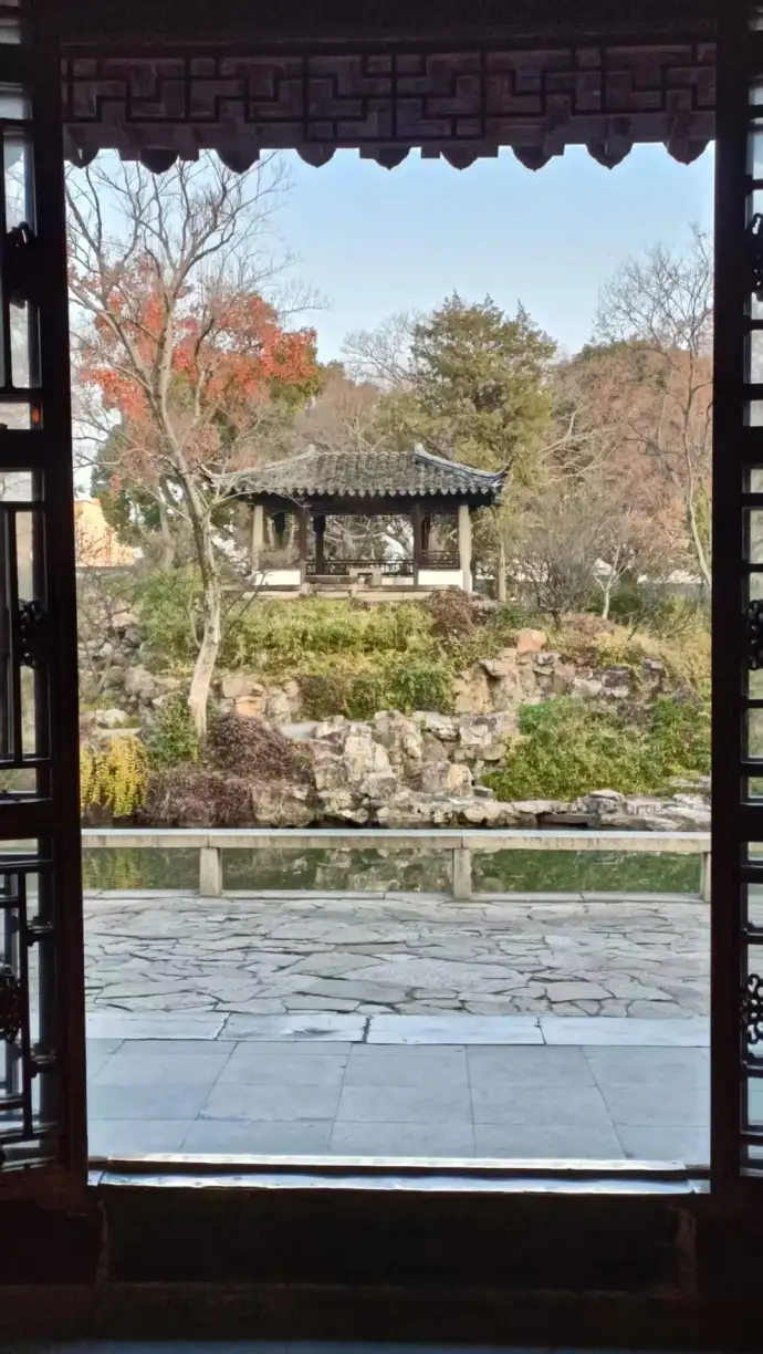远香堂南的黄石