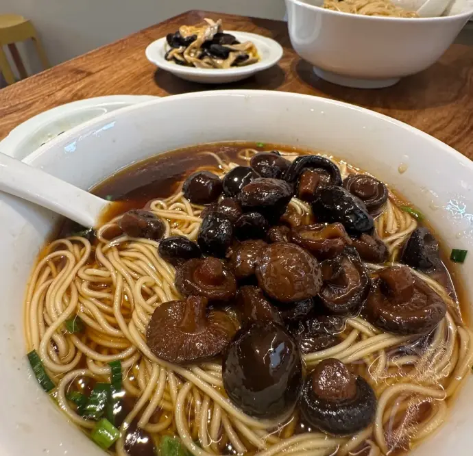 蘑菇腰花捞面