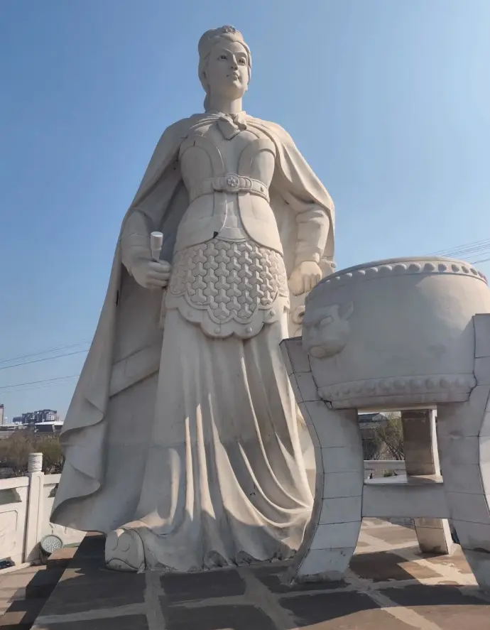 梁红玉雕像