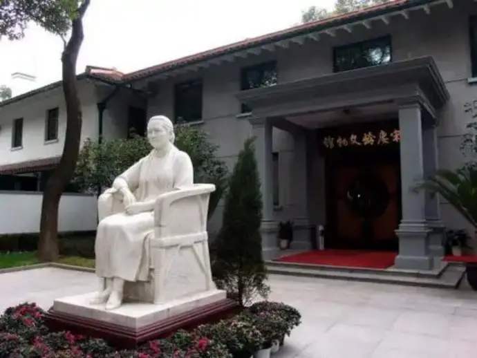 宋庆龄白玉全身像
