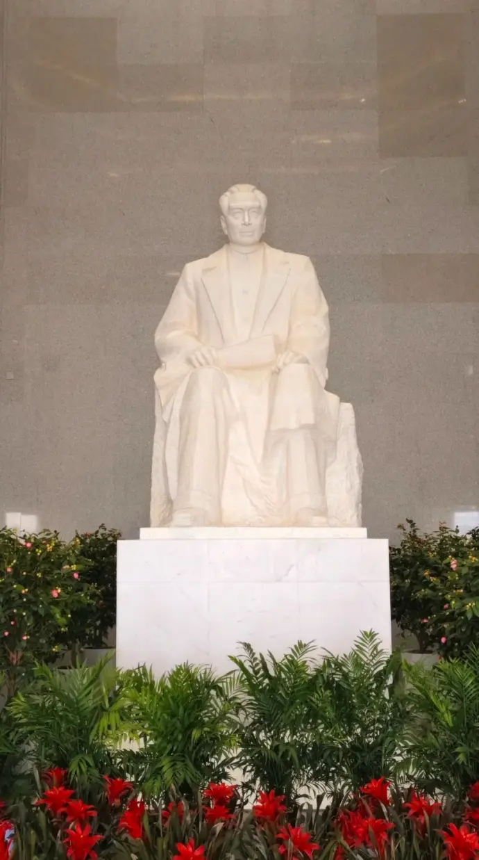 周恩来汉白玉坐像