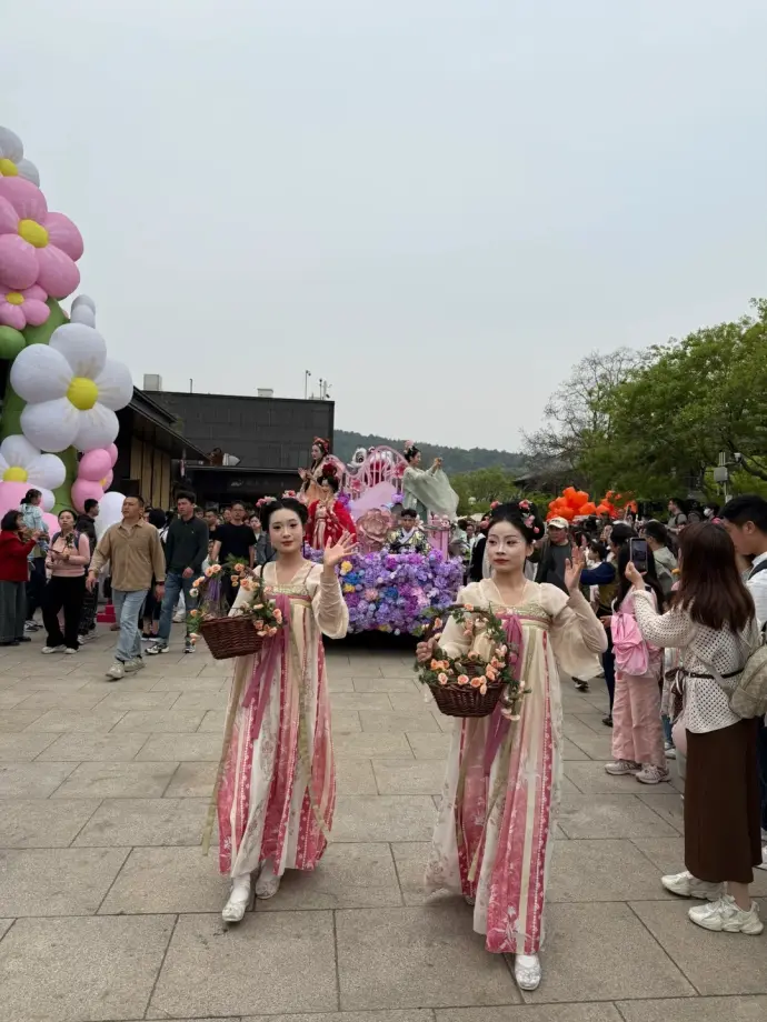 拈花湾花车游行