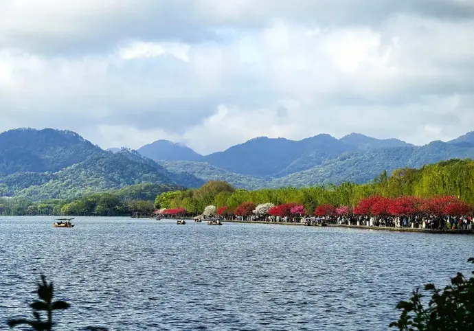 西湖苏堤景色